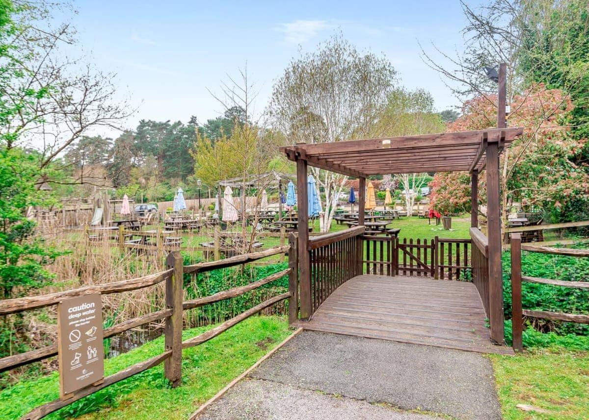 Tilford Woods Lodge Retreat Farnham  Exterior photo