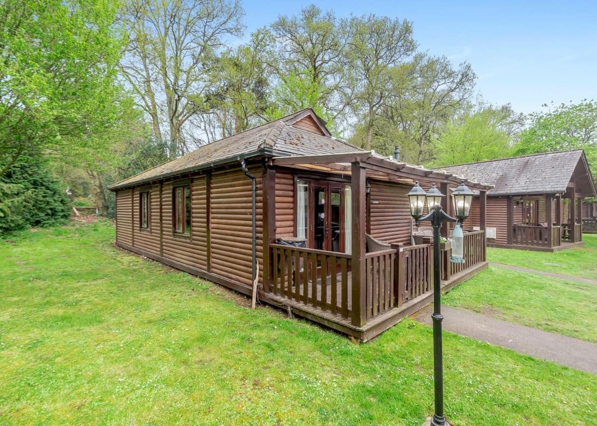 Tilford Woods Lodge Retreat Farnham  Exterior photo