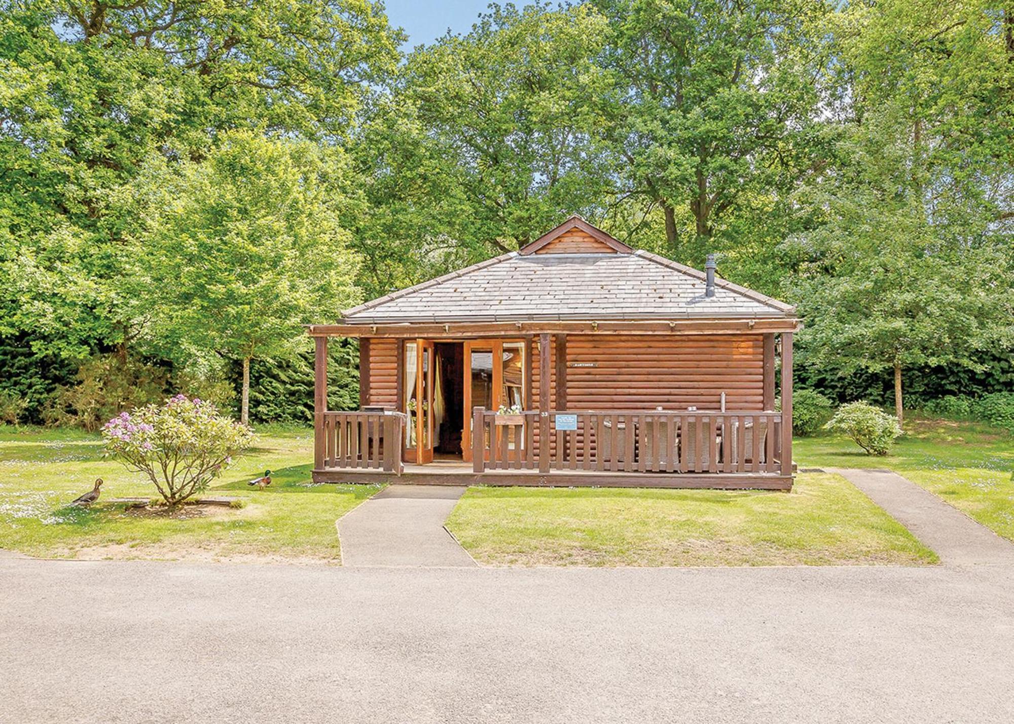 Tilford Woods Lodge Retreat Farnham  Exterior photo